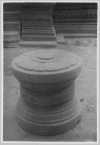 Pièce cylindrique ornée d’un lotus sur la face, Banteay Srei EFEO_CAM07282_a