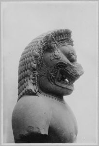Enceinte I, dvarapala à tête de lion, trouvé près de la tour sud, tête (vue de profil). EFEO_CAM07282