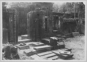 Banteay Srei, pavillon d’entrée de troisième enceinte avant l’anastylose EFEO_CAM07296