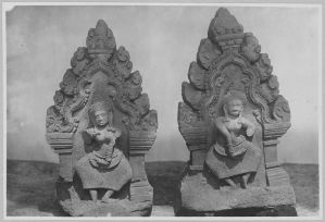 Deux acrotères représentant deux danseuses, Banteay Srei EFEO_CAM07303