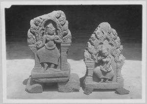 Deux acrotères représentant deux danseuses, Banteay Srei EFEO_CAM07304