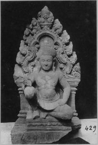Acrotère représentant divinité masculine assise (dvarapala?) Banteay Srei EFEO_CAM07305