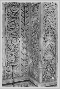 Pilastres sculptés du pavillon d’entrée de première enceinte, Banteay Srei EFEO_CAM07306