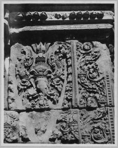Entrepilastre représentant une tête de Kala dévorant une tête d’éléphant, Banteay Srei EFEO_CAM07309