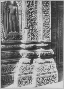 Moitié est de la fausse porte nord de la tour centrale (détail), Banteay Srei EFEO_CAM07310