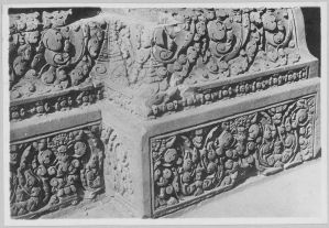 Base du pilastre sculpté, Banteay Srei EFEO_CAM07311