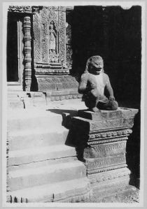 Enceinte I, tour sud, face est, dvarapala nord. EFEO_CAM07312