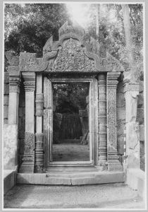 Banteay Srei, porte nord de la salle sud de la chaussée d’accès après le remontage de l’encadrement (?) EFEO_CAM07317