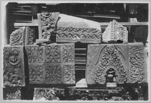 Fragments architecturaux sculptés, Banteay Srei EFEO_CAM07321