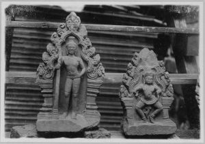 Antéfixes représentant un dvarapala debout et un danseur, Banteay Srei EFEO_CAM07323