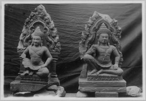Antéfixes représentant deux divinités masculines assises sous une arcature (dvarapala?), Banteay Srei EFEO_CAM07324