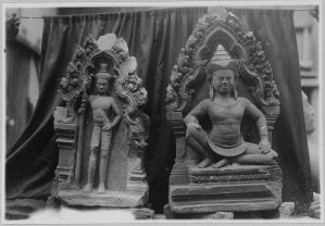 Antéfixes représentant un dvarapala debout et une divinité masculine assise, Banteay Srei EFEO_CAM07325