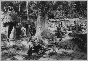 Banteay Srei, enlèvement d’une souche dans le groupe central EFEO_CAM07331
