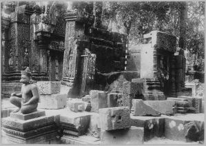 Banteay Srei, tour nord en cours de l’anastylose EFEO_CAM07332