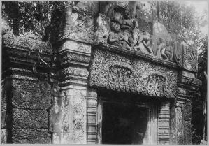 Fronton et linteau du pavillon d’entrée ouest de deuxième enceinte, Banteay Srei EFEO_CAM07333