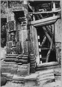 Banteay Srei, face est de la tour sud avant l’anastylose EFEO_CAM07335