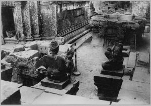 Banteay Srei, deuxième et le troisième étages de la tour nord avant l’anastylose EFEO_CAM07336
