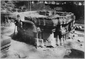 Banteay Srei, deuxième étage de la tour nord avant l’anastylose EFEO_CAM07337