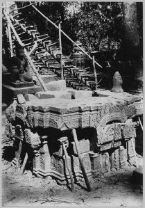 Banteay Srei, troisième étage de la tour nord avant l’anastylose EFEO_CAM07338