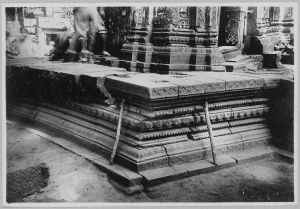 Banteay Srei, dépose du soubassement de la tour sud EFEO_CAM07341