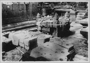 Banteay Srei, trosième étage de la tour sud avant l’anastylose EFEO_CAM07342
