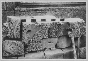 Fragment de fronton de la tour sud au sol, Banteay Srei EFEO_CAM07344