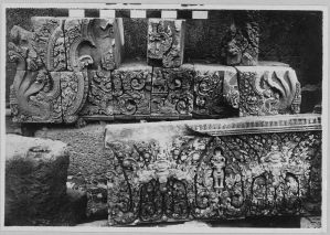 Fragements de fronton et de linteau de la tour sud, Banteay Srei EFEO_CAM07345