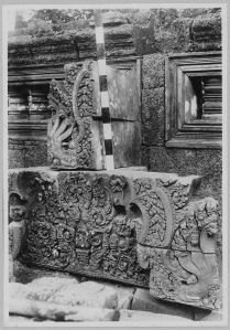 Fragements du fronton ouest de la tour sud, Banteay Srei EFEO_CAM07346