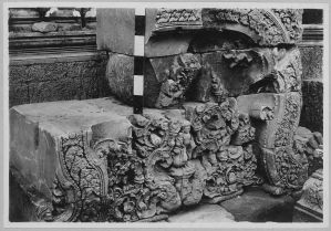 Fragments du fronton de la tour centrale, Banteay Srei EFEO_CAM07347