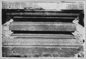 Motifs du piédestal central du pavillon d’entrée de la trosième enceinte, Banteay Srei EFEO_CAM07349