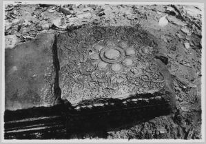 Pierre de seuil décorée d’un lotus, Banteay Srei EFEO_CAM07350