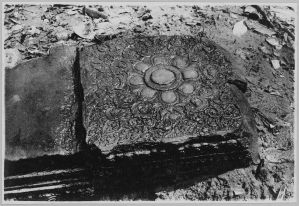 Pierre de seuil décorée d’un lotus, Banteay Srei EFEO_CAM07351