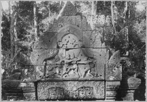 Fronton (combat entre Valin et Sugriva) et linteau est du pavillon d’entrée de deuxième enceinte, Banteay Srei EFEO_CAM07352