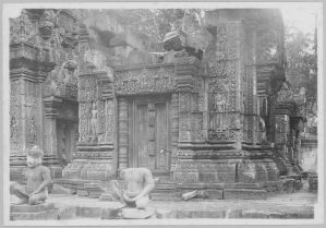 Banteay Srei, face ouest de la tour centrale avant l’anastylose EFEO_CAM07353