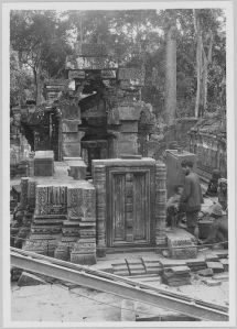 Banteay Srei, dépose des pierres de la tour centrale EFEO_CAM07354