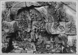 Fronton de pavillon d’entrée de première enceinte figurant Durga terrassant le démon-buffle, Banteay Srei EFEO_CAM07357