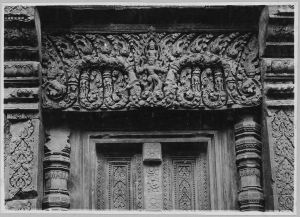 Linteau de la tour nord représentant Vishnu assis sur Garuda, Banteay Srei EFEO_CAM07358