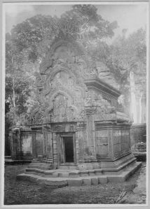 Banteay Srei, face ouest de la bibliothèque sud après l’anastylose EFEO_CAM07363