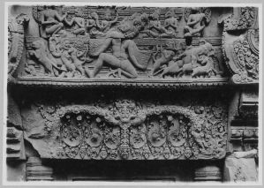 Linteau est de la bibliothèque sud figurant une divinité féminine assise sur un socle et la partie inférieure du fronton, Bantay Srei EFEO_CAM07364