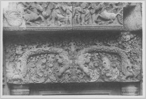 Linteau est de la bibliothèque nord figurant Indra sur Airavata et la partie inférieure du fronton, Banteay Srei EFEO_CAM07365