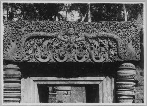 Linteau du pavillon d’entrée de première enceinte figurant une divinité masculine assise sur une tête de lion, Banteay Srei EFEO_CAM07366
