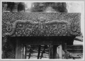 Linteau du pavillon d’entrée de première enceinte représente la tête de Kala crachant les rinceaux, Banteay Srei EFEO_CAM07367
