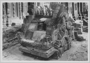 Banteay Srei, voûte centrale du pavillon d’entrée de première enceinte en cours de l’anastylose EFEO_CAM07369