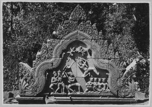 Fronton du pavillon d’entrée de deuxième enceinte figurant le combat de Bhima contre Duryodhana, Banteay Srei EFEO_CAM07377
