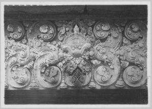 Linteau nord de la tour centrale figurant la tête de Kala dévorant les rinceaux, Banteay Srei EFEO_CAM07378