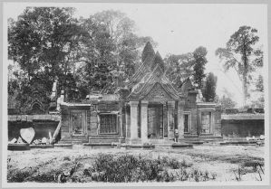 Banteay Srei, pavillon d’entrée de deuxième enceinte après réfection du fronton EFEO_CAM07381