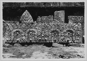 Linteau du pavillon d’entrée de troisième enceinte, Banteay Srei EFEO_CAM07382