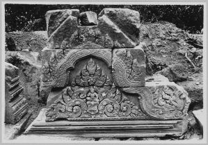 Fronton de la salle sud-est de la chaussée d’accès figurant une divinité masculine assise sur un socle, Banteay Srei EFEO_CAM07385