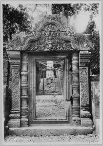 Banteay Srei, porte sud de la salle nord de la chaussée d’accès après l’anastylose EFEO_CAM07386
