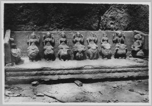 Frise de Saptamatrika au sol, Banteay Srei EFEO_CAM07387